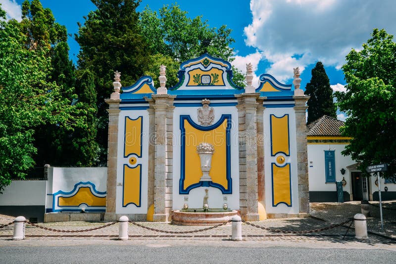 Fontana di pietra d'annata e variopinta nel villaggio di Azeitao, Setubal, Portogallo fotografie stock libere da diritti Fontana di pietra d'annata e variopinta nel villaggio di Azeitao, Setubal, Portogallo fotografie stock libere da diritti