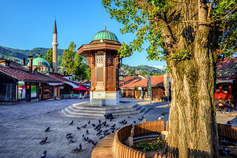 Fontana di Sebilj in Città Vecchia di Sarajevo, Bosnia immagine stock libera da diritti Fontana di Sebilj in Città Vecchia di Sarajevo, Bosnia immagine stock libera da diritti