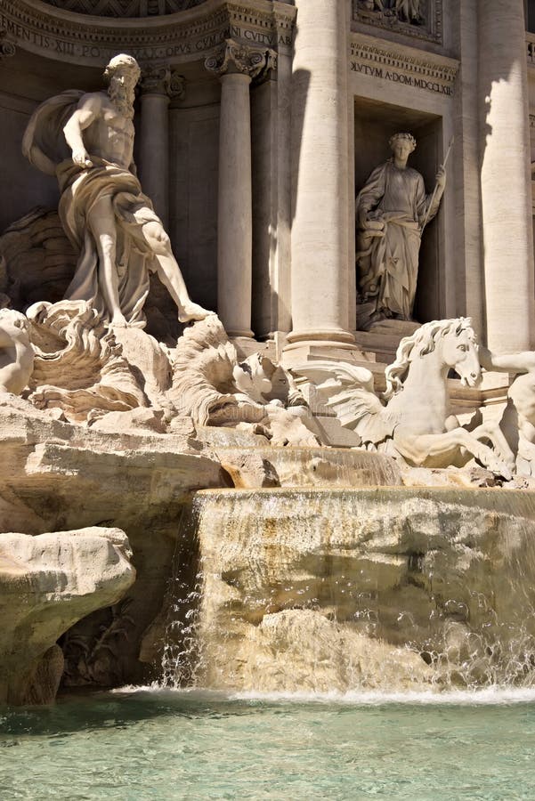 Fontana di Trevi a Roma con la scultura di Nettuno immagine stock libera da diritti Fontana di Trevi a Roma con la scultura di Nettuno immagine stock libera da diritti