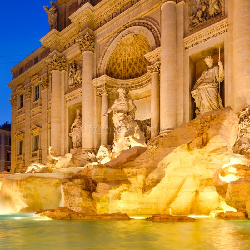 Fontana Di Trevi in Rome bij nacht wordt verlicht die