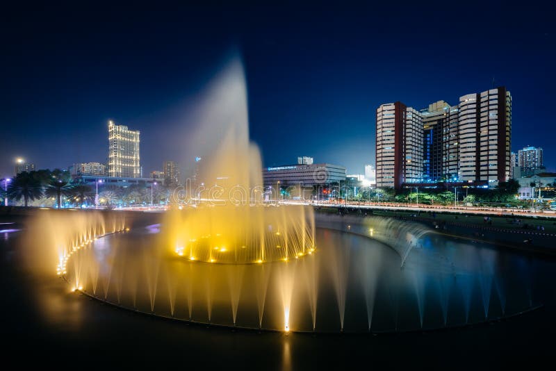 Fontana e costruzioni moderne alla notte, in Pasay, metropolitana Manila, fotografia stock libera da diritti Fontana e costruzioni moderne alla notte, in Pasay, metropolitana Manila, fotografia stock libera da diritti