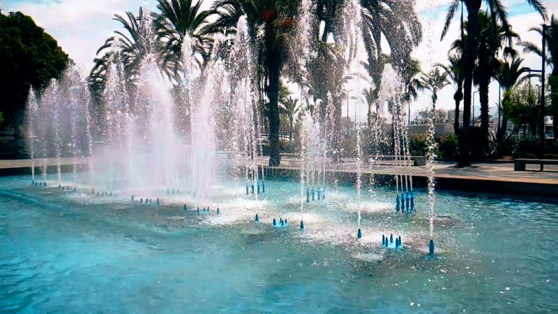 Fontana a Ibiza con l'acqua che precipita e le gocce saltano, monumento storico e viaggi, girate lentamente