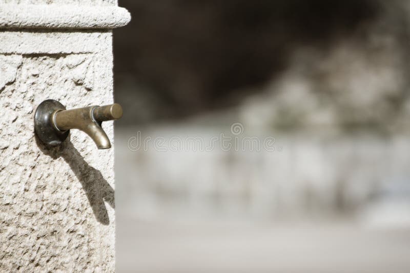 Fontana isolata nell'ambiente rurale immagini stock Fontana isolata nell'ambiente rurale immagini stock