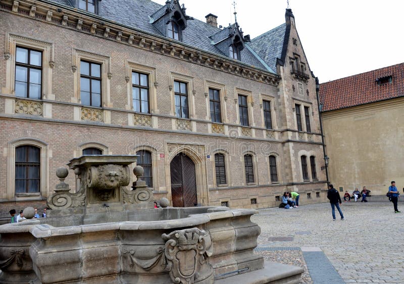 Fontana nel castello di Praga fotografia stock libera da diritti Fontana nel castello di Praga fotografia stock libera da diritti