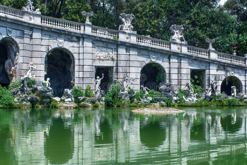 Fontanna Eolo Royal Palace uprawia ogródek w Caserta, Włochy zdjęcia stock Fontanna Eolo Royal Palace uprawia ogródek w Caserta, Włochy zdjęcia stock