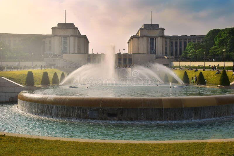 Fontanna Warszawa przy ogródami Trocadero w Paryż obraz stock Fontanna Warszawa przy ogródami Trocadero w Paryż obraz stock