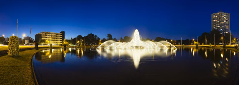 Fonte de Aix-la-Chapelle Europaplatz na noite foto de stock Fonte de Aix-la-Chapelle Europaplatz na noite foto de stock