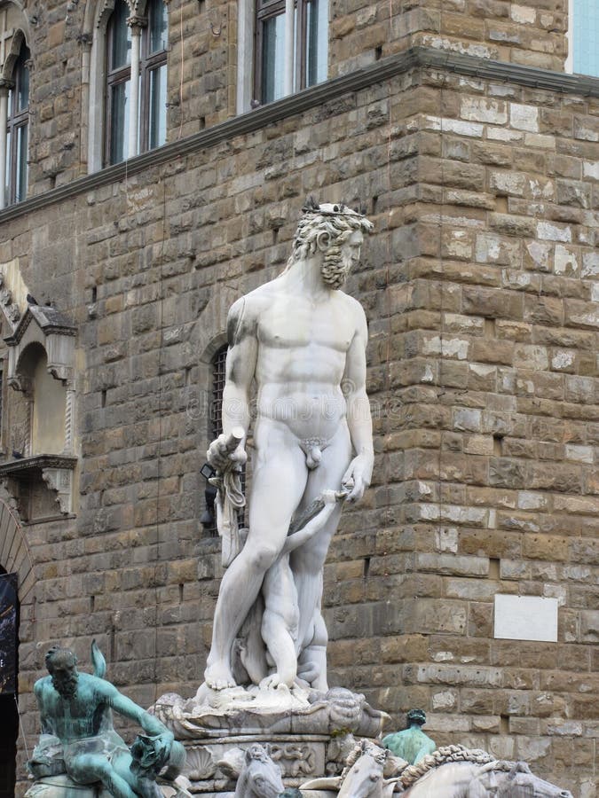 A fonte de Netuno e o Palazzo Vecchio em Florença, Itália Detalhe da estátua de Netuno fotos de stock A fonte de Netuno e o Palazzo Vecchio em Florença, Itália Detalhe da estátua de Netuno fotos de stock