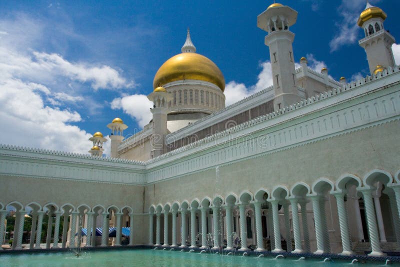 Fonte de água do pátio da mesquita de Brunei imagem de stock Fonte de água do pátio da mesquita de Brunei imagem de stock