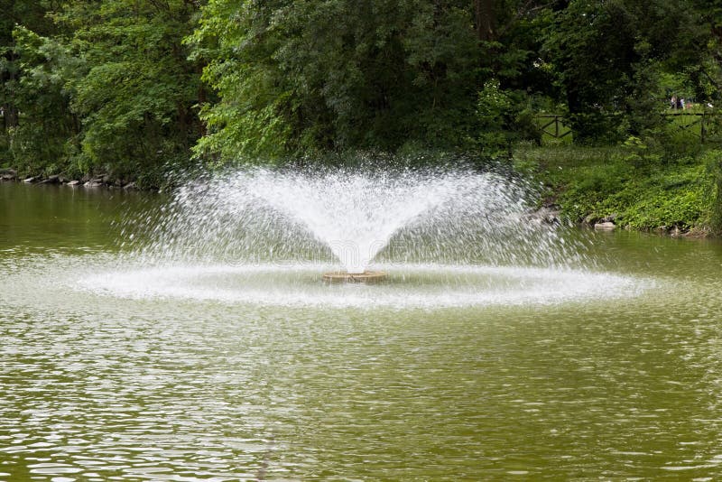 Fonte de água no parque foto de stock Fonte de água no parque foto de stock
