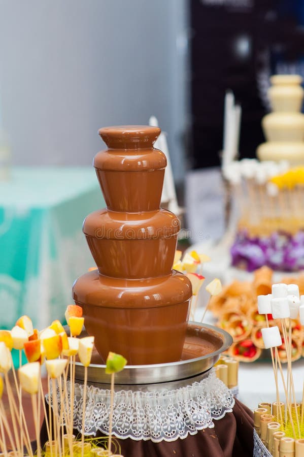 Fonte do fondue do chocolate escuro que está sendo mergulhado foto de stock Fonte do fondue do chocolate escuro que está sendo mergulhado foto de stock
