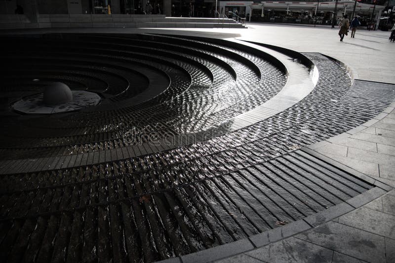 A fonte espiral de Woodward é uma característica pública da água situada na baía do berbigão, em Darling Harbour Waterfront Prome imagem de stock A fonte espiral de Woodward é uma característica pública da água situada na baía do berbigão, em Darling Harbour Waterfront Prome imagem de stock