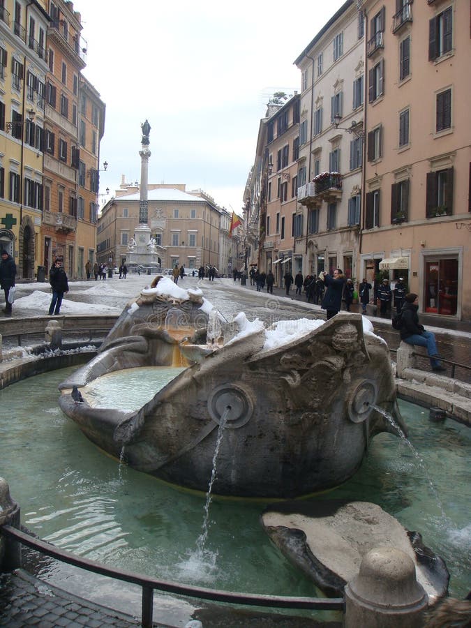 A fonte famosa o Barcaccia em Roma com poucos neva Italy imagens de stock A fonte famosa o Barcaccia em Roma com poucos neva Italy imagens de stock
