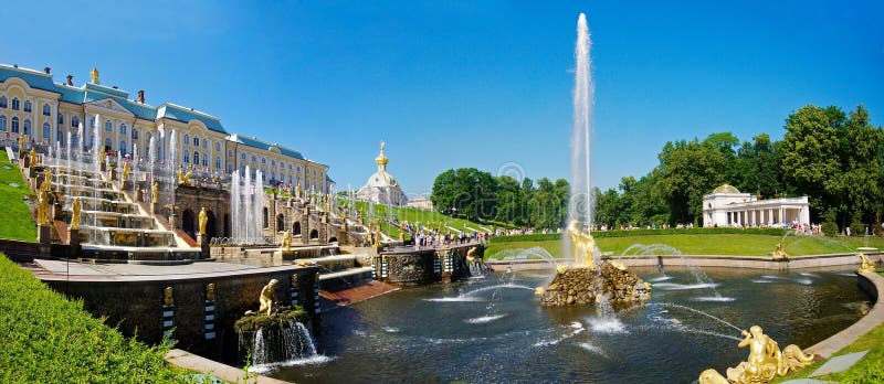 A fonte grande da cascata em Peterhof fotos de stock royalty free A fonte grande da cascata em Peterhof fotos de stock royalty free