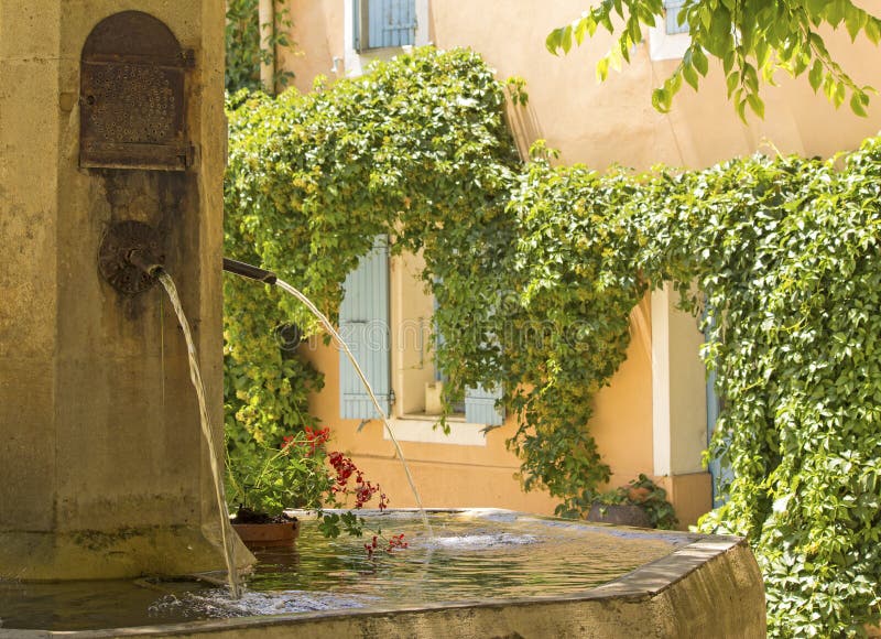 Fonte na vila francesa. Provence. imagens de stock Fonte na vila francesa. Provence. imagens de stock
