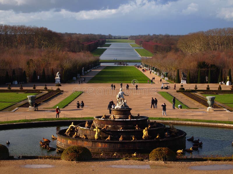 Fonte no jardim do palácio de Versalhes imagem de stock