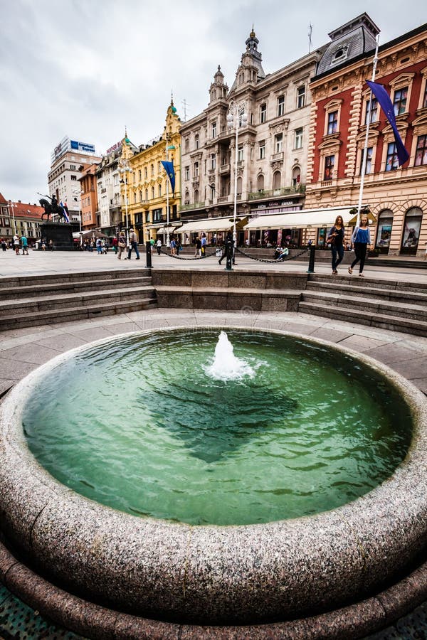 Fontein Mandusevac en gebouwen Zagreb, Kroatië stock afbeelding Fontein Mandusevac en gebouwen Zagreb, Kroatië stock afbeelding