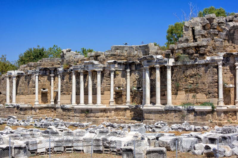 Fontein van Nymphaeus in Kant, Turkije Mooie ruïnes van een grote structuur tegen de blauwe hemel royalty-vrije stock foto Fontein van Nymphaeus in Kant, Turkije Mooie ruïnes van een grote structuur tegen de blauwe hemel royalty-vrije stock foto