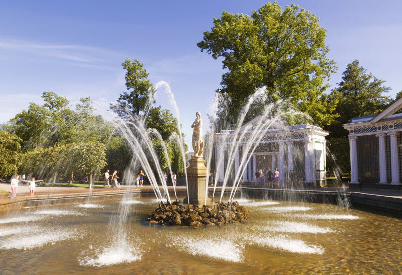 Fonteinvooravond in het architecturale ensemble van Peterhof stock foto Fonteinvooravond in het architecturale ensemble van Peterhof stock foto