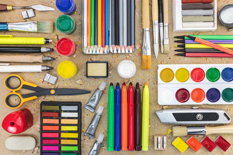 Fontes de escola diferentes na mesa lápis coloridos, marcadores, pai fotografia de stock Fontes de escola diferentes na mesa lápis coloridos, marcadores, pai fotografia de stock