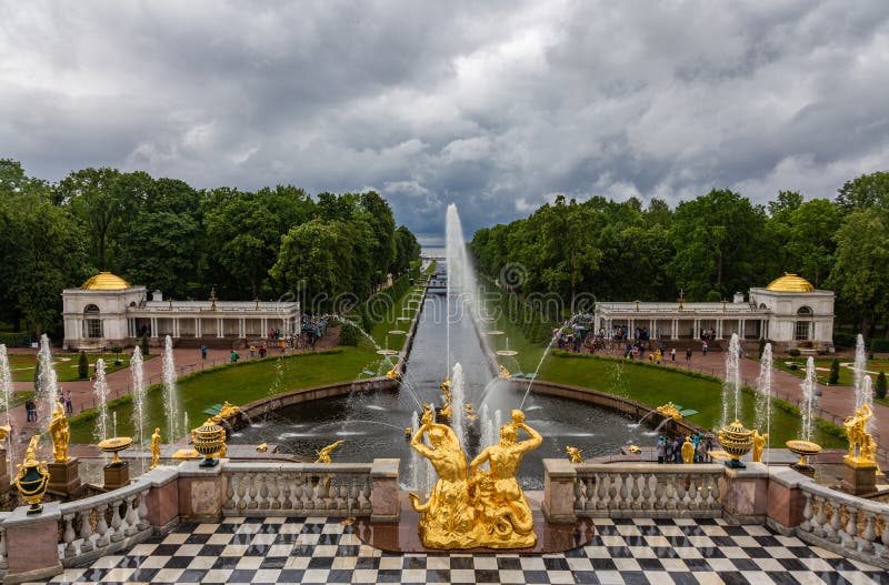 Fontes e esculturas da cascata grande do palácio de Peterhof Rússia foto de stock Fontes e esculturas da cascata grande do palácio de Peterhof Rússia foto de stock