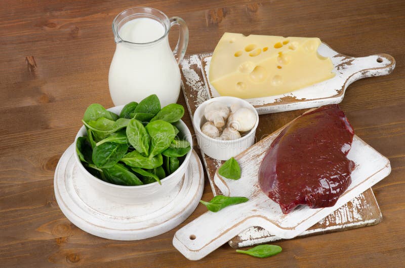 Fonti dell'alimento di vitamina B2 sul bordo di legno fotografia stock Fonti dell'alimento di vitamina B2 sul bordo di legno fotografia stock