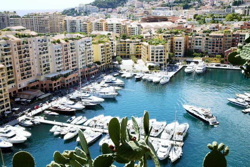 Fontvieille-Hafen im Fürstentum Monaco lizenzfreie stockfotografie Fontvieille-Hafen im Fürstentum Monaco lizenzfreie stockfotografie