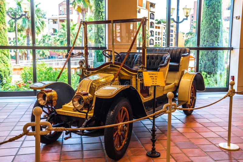 FONTVIEILLE, MONACO - JUNI 2017: gelbes RENAULT-COLUMBIUM 1911 im Monaco-Spitzen-Auto-Sammlungs-Museum stockfoto FONTVIEILLE, MONACO - JUNI 2017: gelbes RENAULT-COLUMBIUM 1911 im Monaco-Spitzen-Auto-Sammlungs-Museum stockfoto