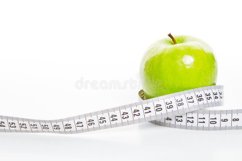 Meracie pásky omotal okolo zelené jablko / Koncept pre zdravie a výživu.