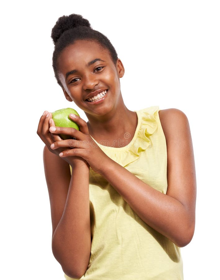 Sănătatea alimentară cu portretul fetelor și al mărul în studioul pentru bunăstare și alimentație. zâmbiți cu grijă și vitamina c royalty free stock images
