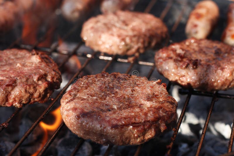 Comida hamburguesas sobre el brocheta parrilla.