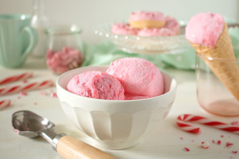 Food photography of a retro 50`s diner style peppermint ice cream in a white bowl