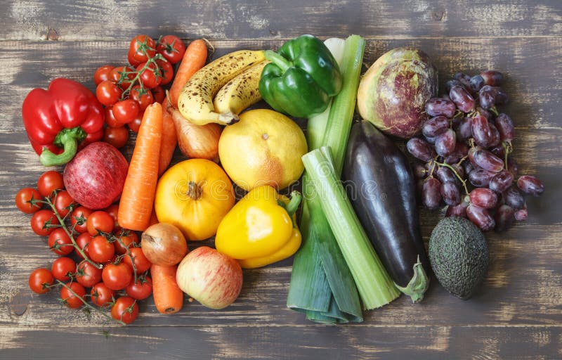 Jídlo fotografií s ovocem a zeleninou v duhových rozložení papriky, rajčata, jablka, mrkev, cibule, dýně, grapefruit, hlávkový salát, celer, tuřín, lilek, hrozny, avokádo.