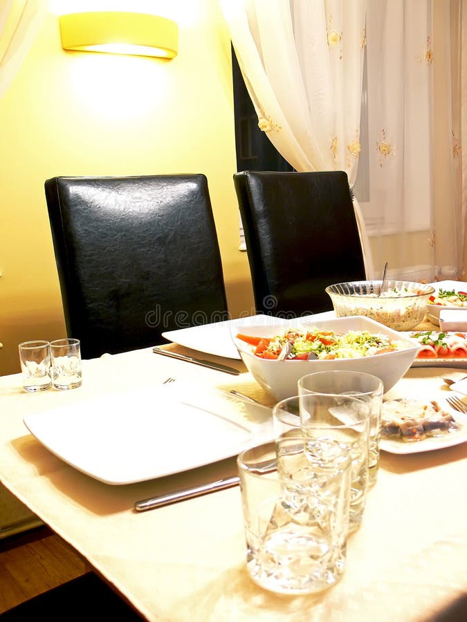 Dosky, okuliare odroda jedlo na stravovanie stôl v atmosférický svetlo.