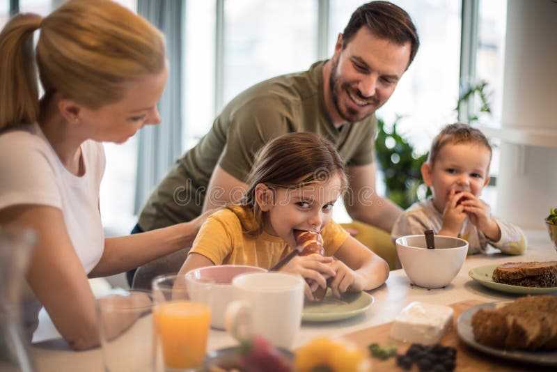 Food tastes better when you eat it with parents