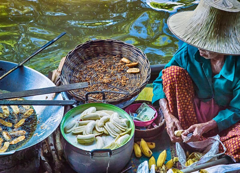 Food vendor at Damnoen Saduak Floating Market, Thailand. royalty free stock photos Food vendor at Damnoen Saduak Floating Market, Thailand. royalty free stock photos