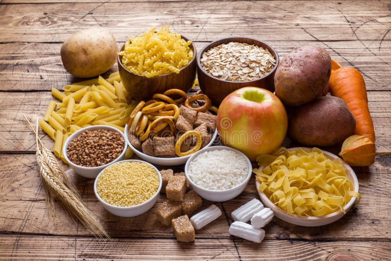 Foods wysocy w węglowodanie na nieociosanym drewnianym tle obrazy royalty free Foods wysocy w węglowodanie na nieociosanym drewnianym tle obrazy royalty free