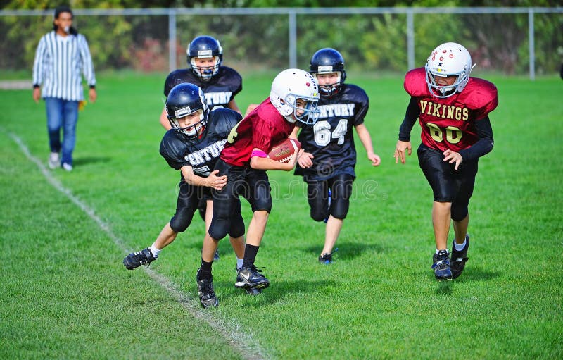 Football americano della gioventù dai limiti immagini stock libere da diritti Football americano della gioventù dai limiti immagini stock libere da diritti
