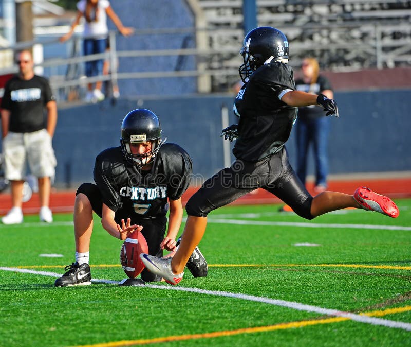 Football americano della gioventù il calcio fotografia stock libera da diritti Football americano della gioventù il calcio fotografia stock libera da diritti