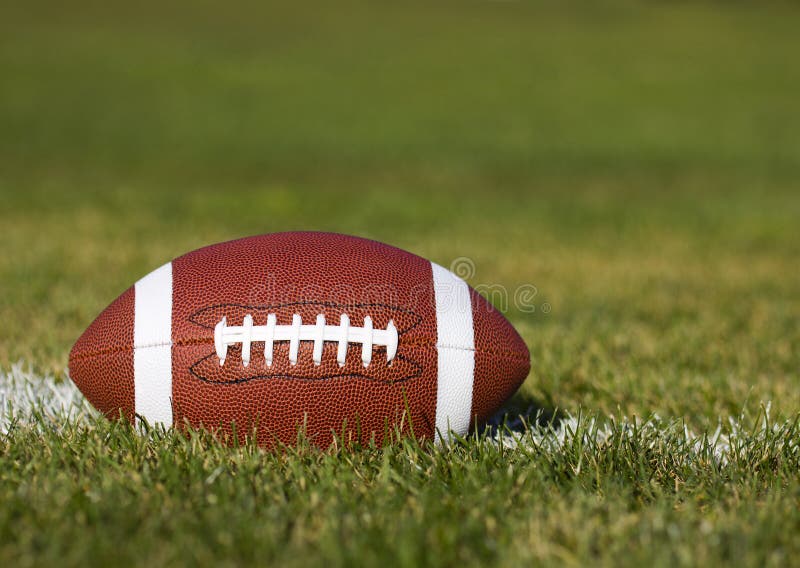 Football americano sul campo fotografia stock Football americano sul campo fotografia stock