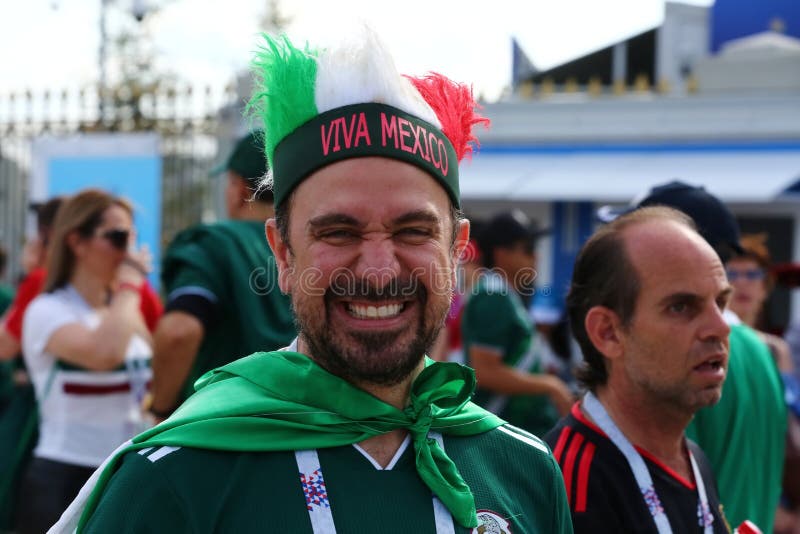 Fan De Futebol Mexicanos No Quadrado Vermelho Em Moscou Sombreiros E  Ponchos Mexicanos Famosos Campeonato Do Mundo Do Futebol Fotografia  Editorial - Imagem de chapéu, evento: 119307792