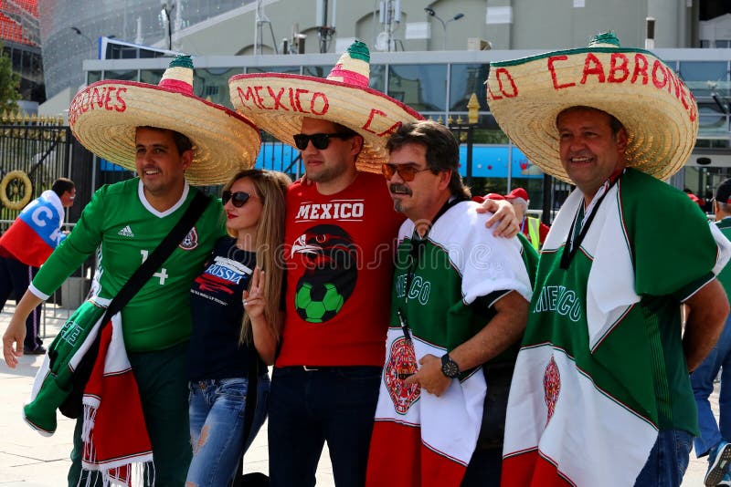 Fan De Futebol Mexicanos No Quadrado Vermelho Em Moscou Sombreiros E  Ponchos Mexicanos Famosos Campeonato Do Mundo Do Futebol Fotografia  Editorial - Imagem de chapéu, evento: 119307792