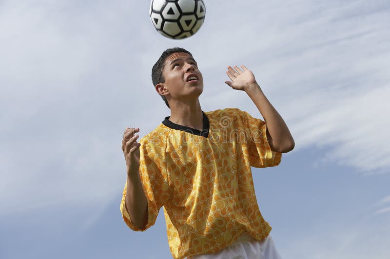 Footballer dirigeant la boule