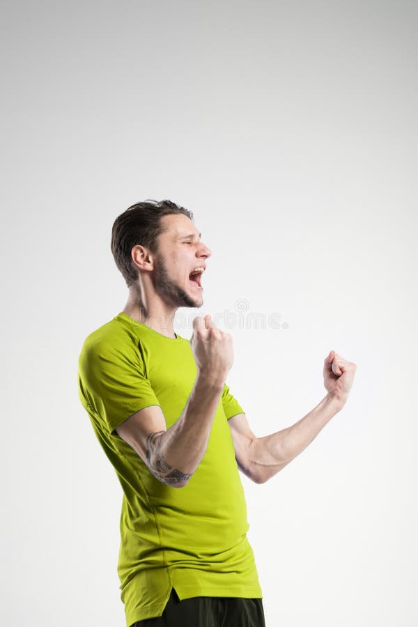 Footballeur dans le studio de selebrate d'isolement par chemise image stock Footballeur dans le studio de selebrate d'isolement par chemise image stock