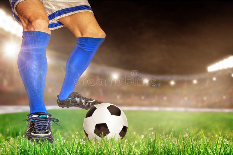 Footballeurs donnant un coup de pied le football dans le stade extérieur avec la station thermale de copie image stock Footballeurs donnant un coup de pied le football dans le stade extérieur avec la station thermale de copie image stock