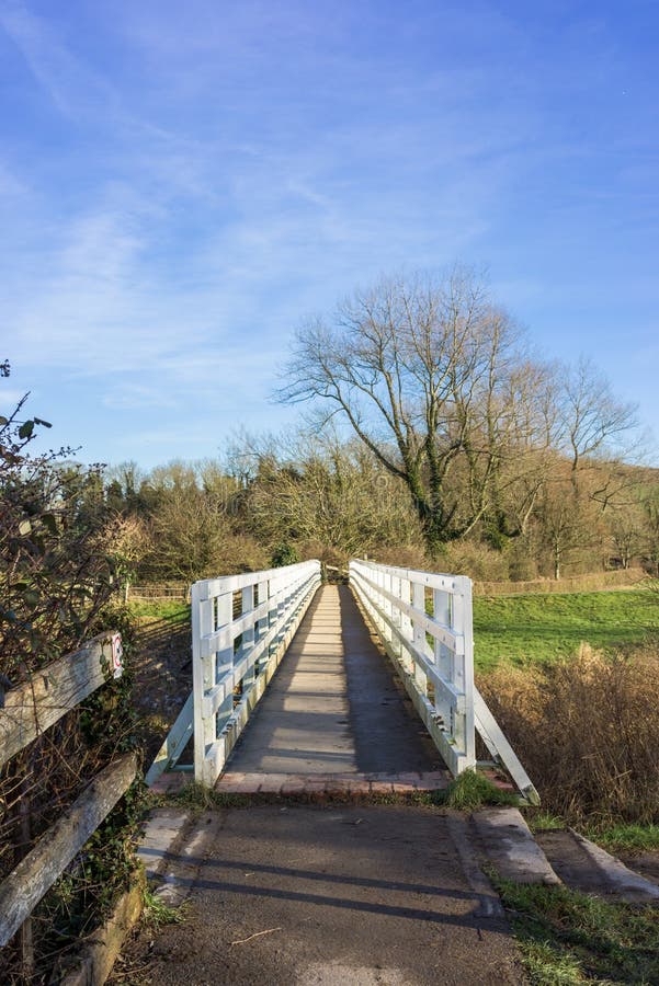 Footbridge nad rzeką na południe Zestrzela sposób fotografia stock Footbridge nad rzeką na południe Zestrzela sposób fotografia stock