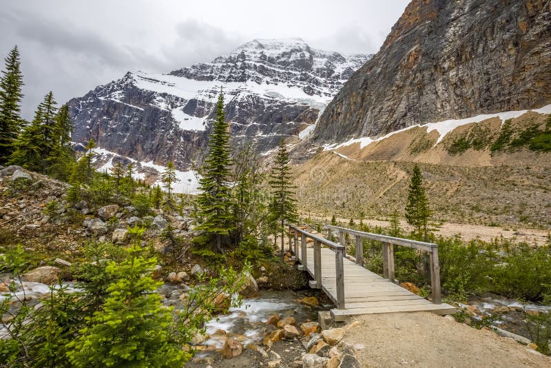 Puente peatonal través de actual en rocoso montanas jaspe,,.