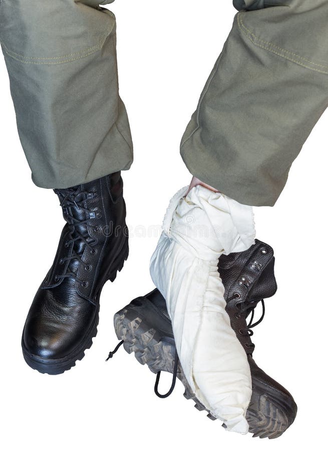 El Hombre Se Coloca En Botas Y Pantalones Militares Imagen de archivo -  Imagen de camuflaje, caqui: 65283857