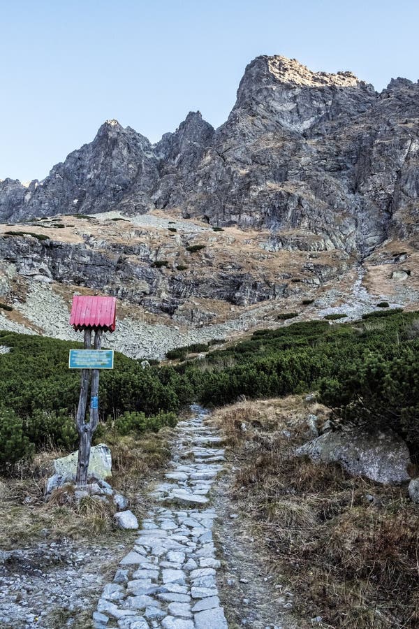 Chodník vo Velickej doline, Vysoké Tatry, Slovensko