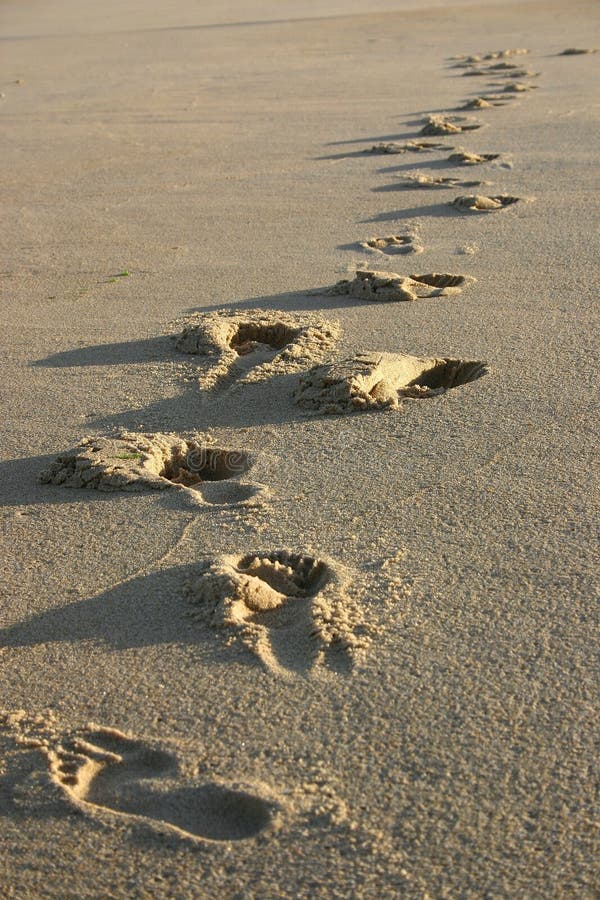 Fußspuren im sand.